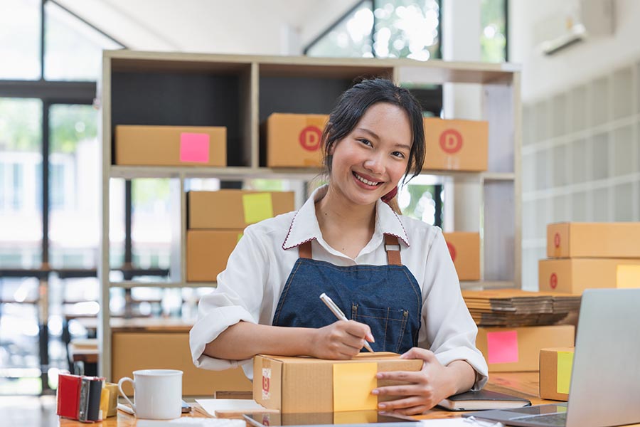 emprendedora feliz con su extension de dominio